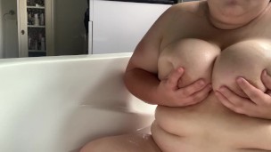 20 year old shaving legs and masburbating during bathtub time