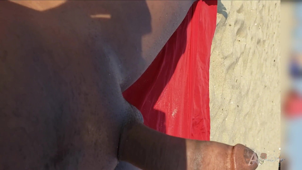 Big dick guy showing off cock on the nude beach - RedTube