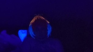 Lautes Stöhnen, wimmernder Orgasmus auf leuchtendem Alien-Schwanz unter Schwarzlicht