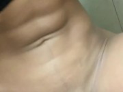 Meo y me monto dildo en el baño