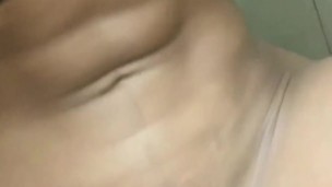 Meo y me monto dildo en el baño