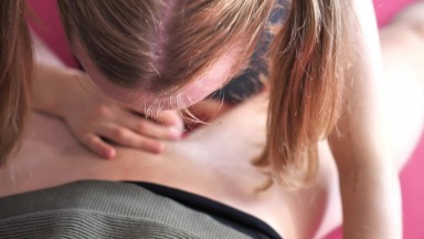 La ragazza con le trecce soffia per la prima volta il deepthroat del fratel