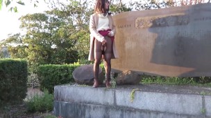 女装男子が、公園の近くでペニスを露出