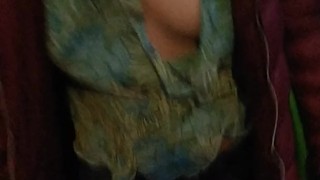 Público agarrando pequenos peitos na rua