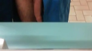 Ragazzo sborra negli spogliatoi della piscina