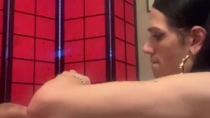 Jovem ajuste petite pendurado Latina bordas, em seguida, maciça ejaculação!