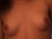 Soy pequeña jugando con mis tetas sobre el gran pene del vecino 12/16