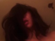 Soy pequeña jugando con mis tetas sobre el gran pene del vecino 13/16