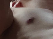 Je me gratte les couilles pendant que je film son téton 
