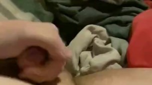 Wanking so hard had amazing cumshot 