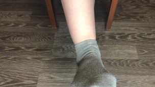 STUDENT GIRL SHOW FOOT IN GRAY SOCKS SMELL SOCKS AND WORSHIP FETISH