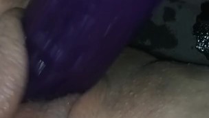 Amateur bbw squirts all over bed and dildo