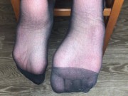 Девушка в черных вкусных носочках показывает стопы и ноги 10/16