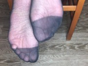 Девушка в черных вкусных носочках показывает стопы и ноги 12/16