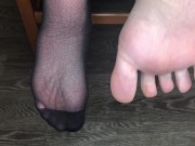 Девушка в черных вкусных носочках показывает стопы и ноги 13/16