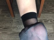 Девушка в черных вкусных носочках показывает стопы и ноги 5/16