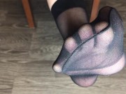 Девушка в черных вкусных носочках показывает стопы и ноги 6/16