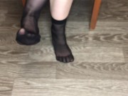 Девушка в черных вкусных носочках показывает стопы и ноги 7/16