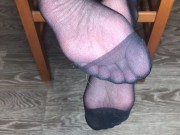 Девушка в черных вкусных носочках показывает стопы и ноги 9/16
