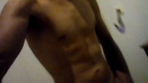 Gostoso masturbando e Gozando litros