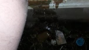 FTM qui pisse nu dehors