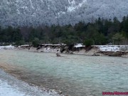 Blonde Deutsch in Fellkragen Outdoor im Winter gefickt! 1/16