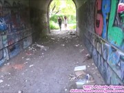 Deutsches normales Mädchen von nebenan mit Brille macht outdoor dreier 2/16