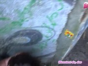 Deutsches normales Mädchen von nebenan mit Brille macht outdoor dreier 5/16