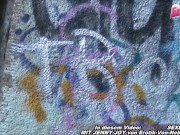 Deutsches normales Mädchen von nebenan mit Brille macht outdoor dreier 7/16