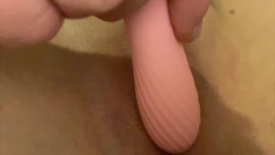 TEEN CLIT VIBRATOR STIMULATION CUM AND SQUIRT
