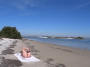 Masturbation en extérieur sur une plage publique