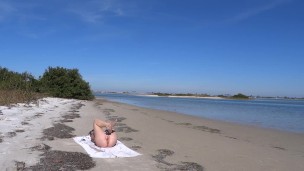 Masturbation en extérieur sur une plage publique