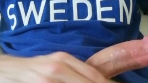 Guapo chico solo necesita lubricante natural para su gran verga