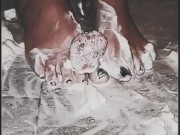 Spruzzo la panna sui miei piedi nudi mentre calpesto una fragola!