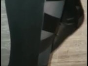 Sfilo sui miei tacchi a spillo immaginando di schiacciare uno schiavo!