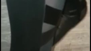 Sfilo sui miei tacchi a spillo immaginando di schiacciare uno schiavo!
