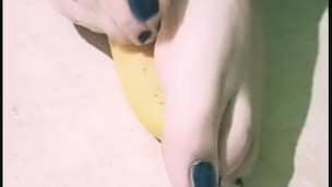 Sego e calpesto una banana con i miei piedini!