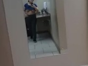 começando a me masturbar no banheiro da academia