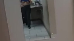 começando a me masturbar no banheiro da academia
