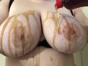  pours syrup on natural tits