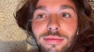 Petite pute se gicle du foutre dans les yeux