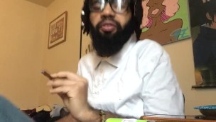 Thick slut comes to smoke 