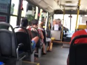Sra Feet se exibindo com shortinho curto e blusa branca sem sutiã no ônibus 5/16