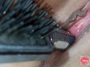 Расческа в киске крупным планом 4К 8/16