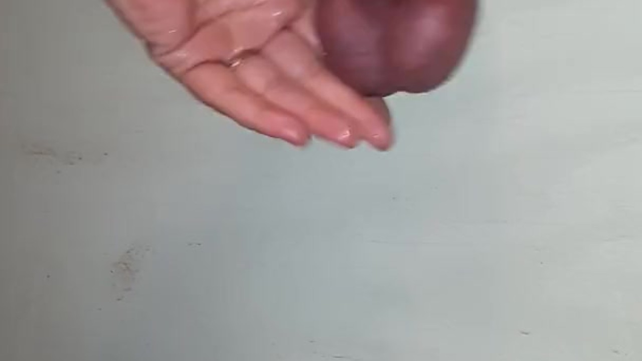 Esposa Ballbusting y bordeando en el gloryhole  - Vídeo de sexo gratis - RedTube