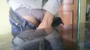 piss , pipi , baño,joven