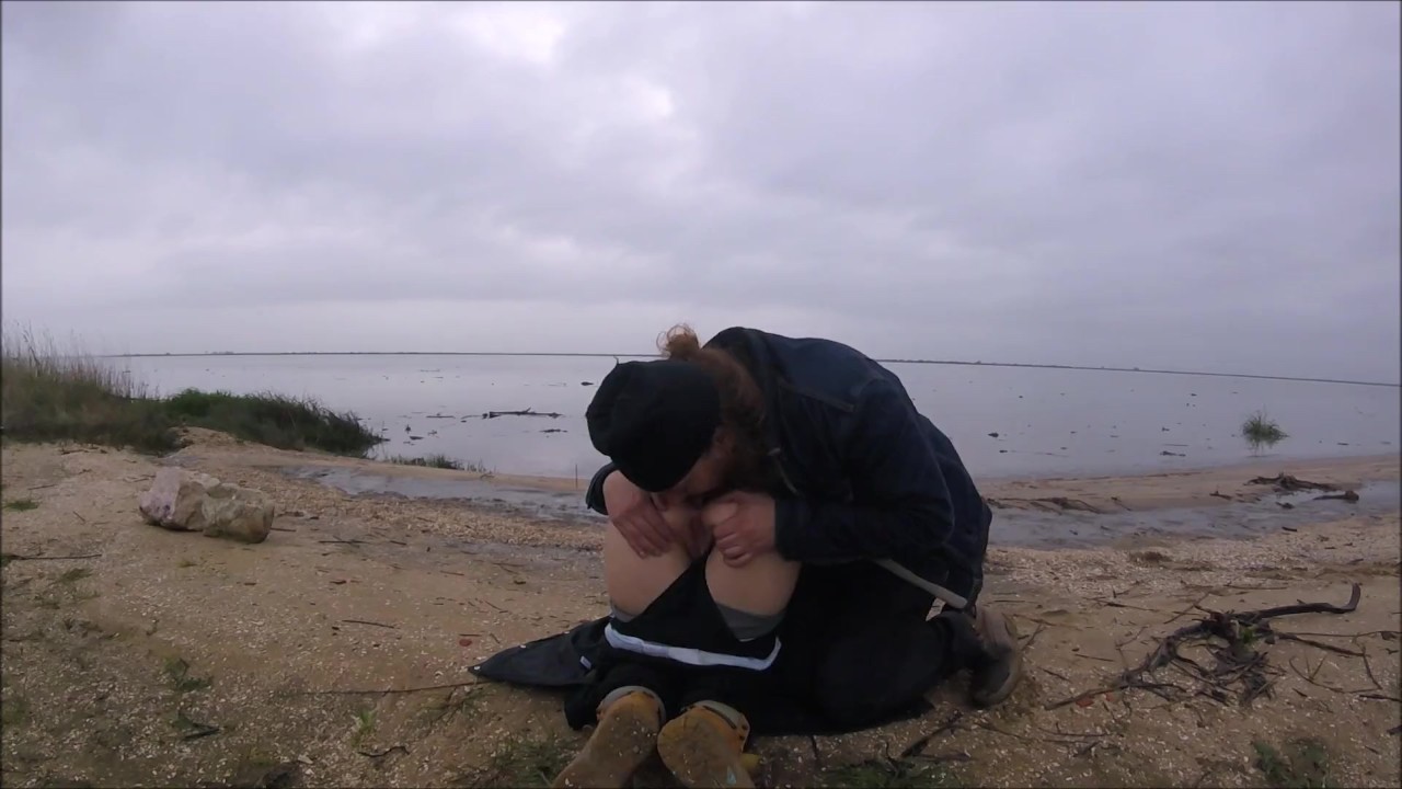 NOVINHA LAMBEU O CUZINHO NA PRAIA POR UM MOTOCICLISTA - Vídeo de sexo grátis - RedTube