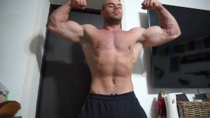 HOT BODYBUILDER flexing MUSCLE WORSHIP on cam