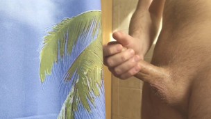 Pene molto duro viene in doccia