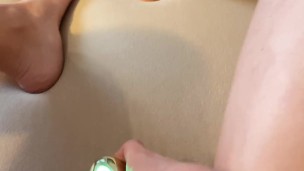 Masturbiert das erste Mal mit einem Vibrator und kommt heftig!